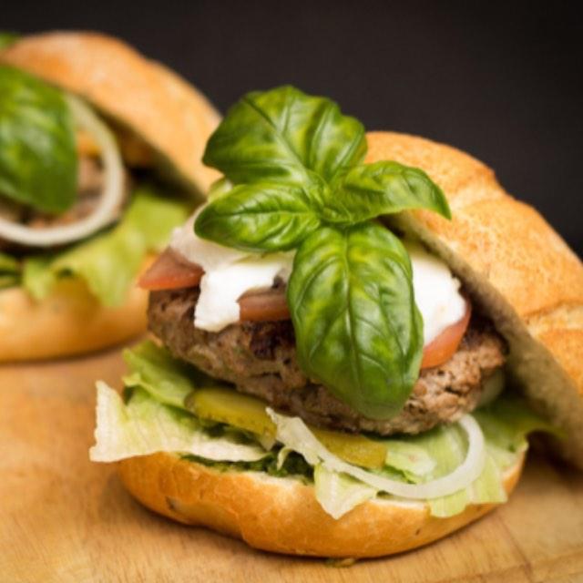 为什么长辈们认为汉堡、炸鸡是垃圾食品,而粽子、面条、馒头、烧卖、米饭、汤圆、饺子、油条、月饼却不是?