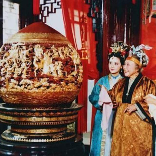 《红楼梦》从哪些方面体现了贾府的富贵奢华？