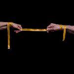 世界上有哪些两地相隔不远但互通必须绕一大圈的例子？