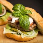 从人类进化的角度来看，人生类是偏素食还是偏肉食动物？