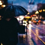 下雨天没有带伞，应该跑还是走？