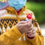 核酸检测管里的红色液体是什么？为啥是红色的？