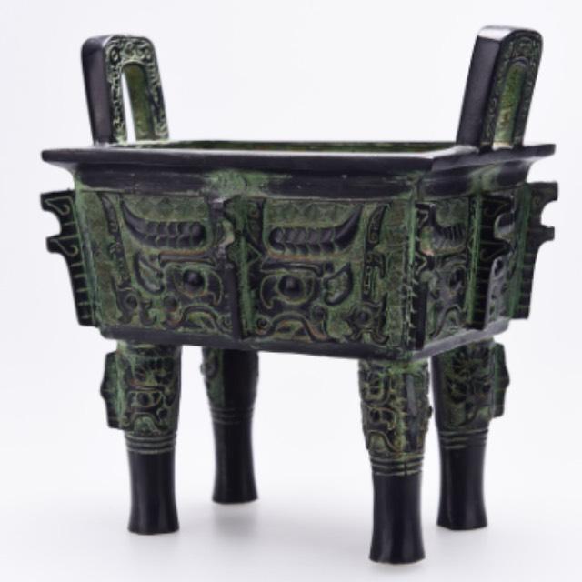 殷墟博物馆不少青铜器都是以蓝色装饰，这些蓝色是从哪里来的？难道中国商朝就可以大量制备蓝色了吗？