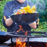 为什么美食作家王刚做菜时先用油滑锅倒出再加底油？