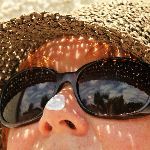 女朋友一天涂四次防晒，她说两三个小时必须补涂一次，她是不是被防晒霜品牌洗脑了？