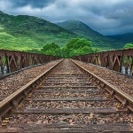 为什么蒸汽机车有时往轨道上撒沙子？