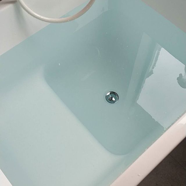 为什么浴缸里面的水看着是浅蓝色的？