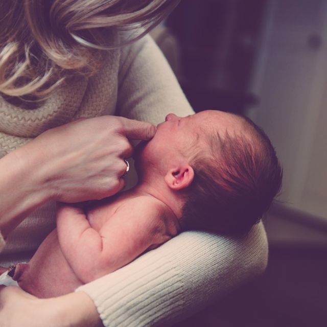 婴儿为什么会吃手？