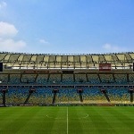 足球场上的草，为什么要一深一浅的？