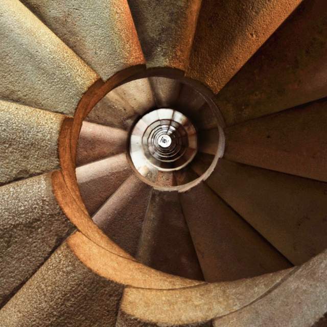 10 × 10 的正方形最多可放入多少个直径为 1 的圆？