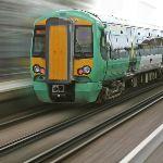 火车拉那么多铁皮货物，在光滑的铁轨上如何保证牵引车强大的牵引力？