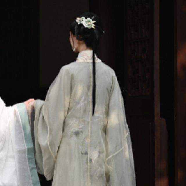 古代生产力较低，物资比较缺乏，为什么古人却选择宽袍大袖这种明显浪费布料的服装样式呢？