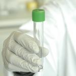 DNA 双链中两条链都能作为转录模板翻译成 RNA 吗？