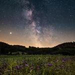 超过光速飞出地球时观察到的地球是时间倒流吗？