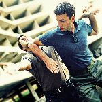 影视剧里人被打晕的时候为啥身体要先挺一下？