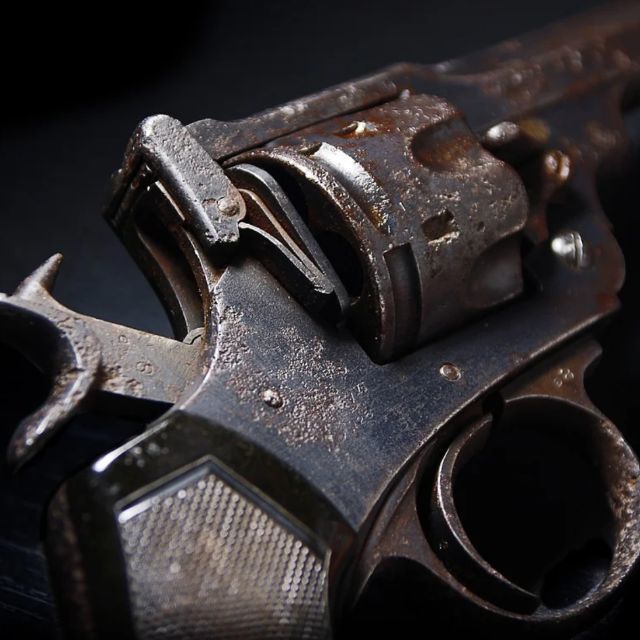 古代和近代战争中，黑火药所需的硝石是哪里来的？