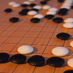 一个猴子往围棋棋盘上随机的扔棋子，如果下的局数无限，那么存不存在可能性能赢职业九段？