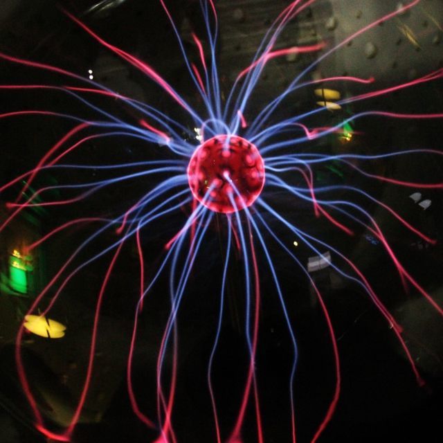 红光是能量较弱的电磁波，为什么人眼看到红色物体会有高能量的感觉？