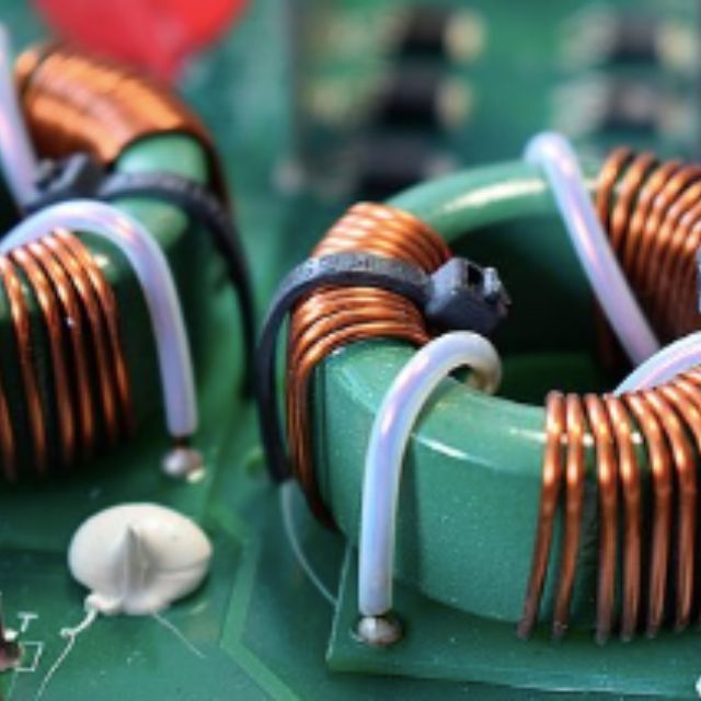 为什么电感线圈感应电动势和它两端的电压等大反向？