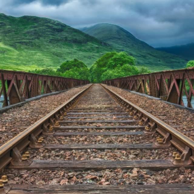 为什么国内很多城市新建的高铁站都选在距市中心较远的地方,而不像香港西九站在市中心挖坑建造?