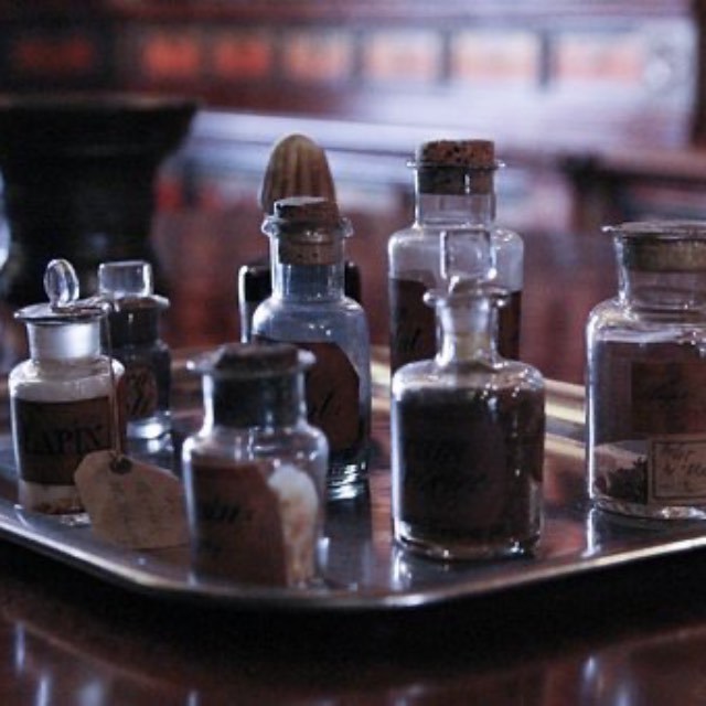 氰化物在入口几秒内，还没有进入胃，最多口腔附近的细胞死了，为什么整个人会立死?