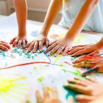 小朋友第一次去幼儿园，怎样让他能够比较容易接受幼儿园的环境？