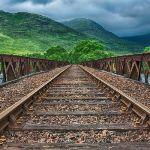 为什么国内很多城市新建的高铁站都选在距市中心较远的地方，而不像香港西九站在市中心挖坑建造？