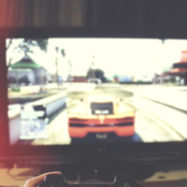 日本或韩国的影视作品中经常出现一大堆的电视堆在一起，到底有什么意义？