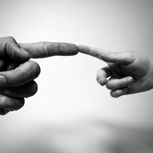 人类进化为什么没有进化出攻击性的器官？