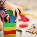 性格主要来自天生，还是后期教育的影响也很大？孩子在社交上过于羞涩，我该怎么帮助她？