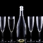 同样由分子构成，为什么玻璃能透光，木板之类的东西不透光？