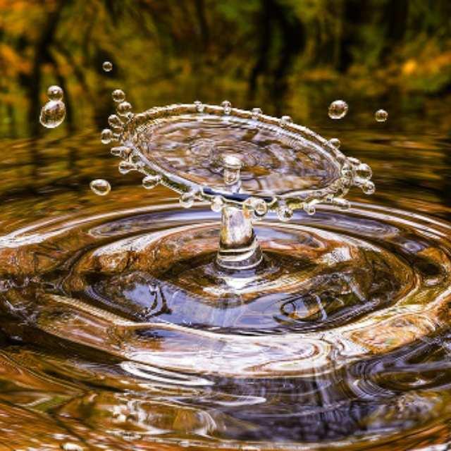 为什么水在 4℃ 以上是热胀冷缩，而 4℃ 以下热缩冷胀？