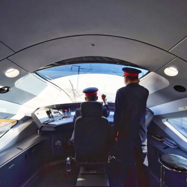 开车前,动车司机在忙啥?