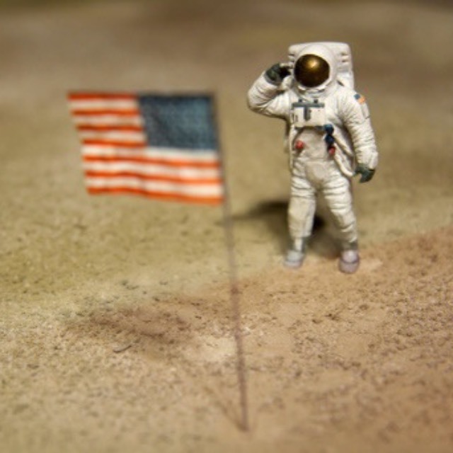 美国插在月球上的国旗现在还站着吗？