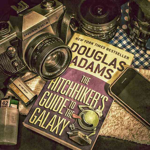 在电影的创作过程中「美术指导」的工作职责是什么？他们具体需要帮助剧组完成什么工作？