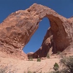 这种在影视作品里常出现的石拱门是真实存在的地理现象吗？如果不是，有条件可以形成吗？