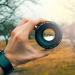 不是很懂相位对焦，为什么无反要在 cmos 上埋对焦点？而不直接用像素检测？