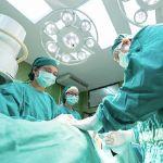 既然心脏被肺和胸口的骨头挡住了，那心脏手术是怎么进行的？