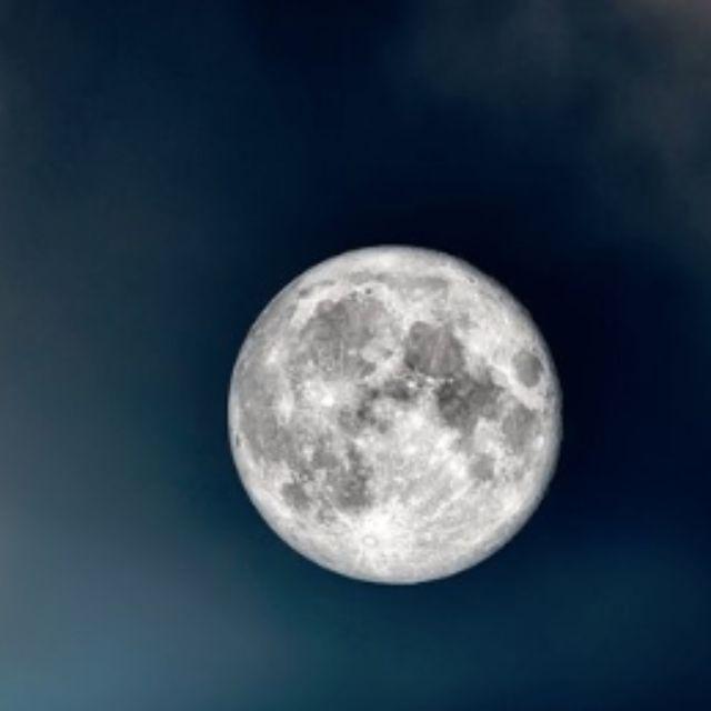 月球上时间的流逝是否比地球上慢？