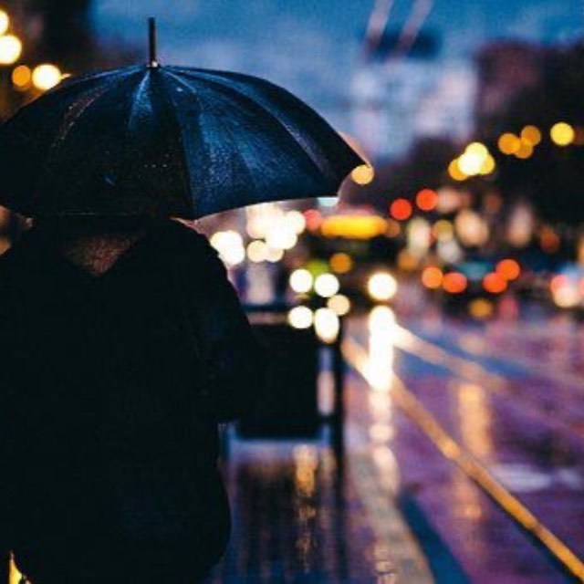 下雨天没有带伞，应该跑还是走？