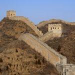 为什么中国古代的城防只发展出了夯土、包砖的城墙，而欧洲却发展出了石砌的城墙，甚至城堡？