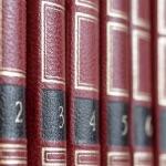 有哪些词像「遮阳」、「遮阴」这样，有字是反义，但是整个词是同义？