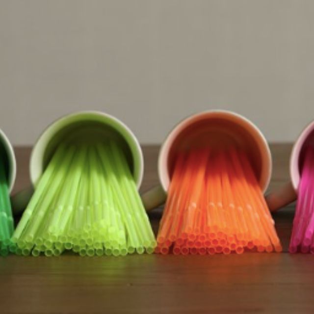 普通塑料弯折后为什么会呈现白色？