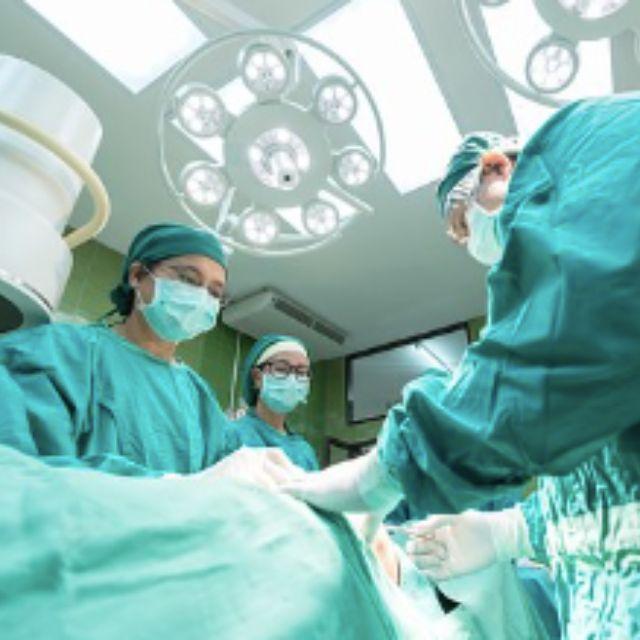 既然心脏被肺和胸口的骨头挡住了，那心脏手术是怎么进行的？