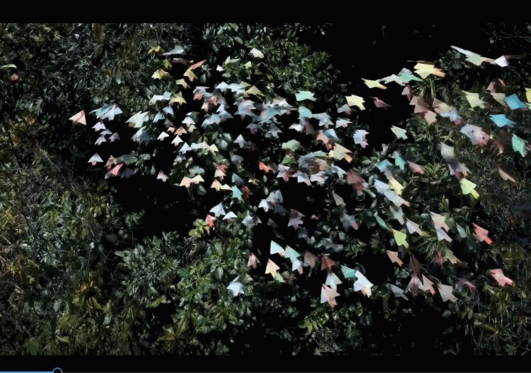 Sora 生成一群纸飞机在树林中飞行视频