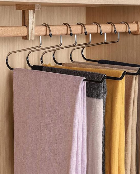 FREZON Extra-Wide Drapery Hangers Blanket Hangers Heavy Duty Black Vinyl Coated Nonslip - Holds Up to 40 Lbs - Great for Quilts, Comforters, Table Cloths, Bedding, Towels, Rugs
